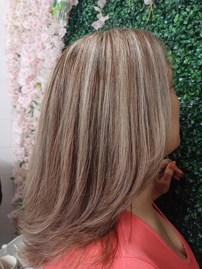 Balayage rubio sobre base castaña, vista de perfil