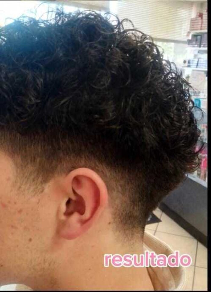Resultado de permanente de rizos en corte de caballero con fade