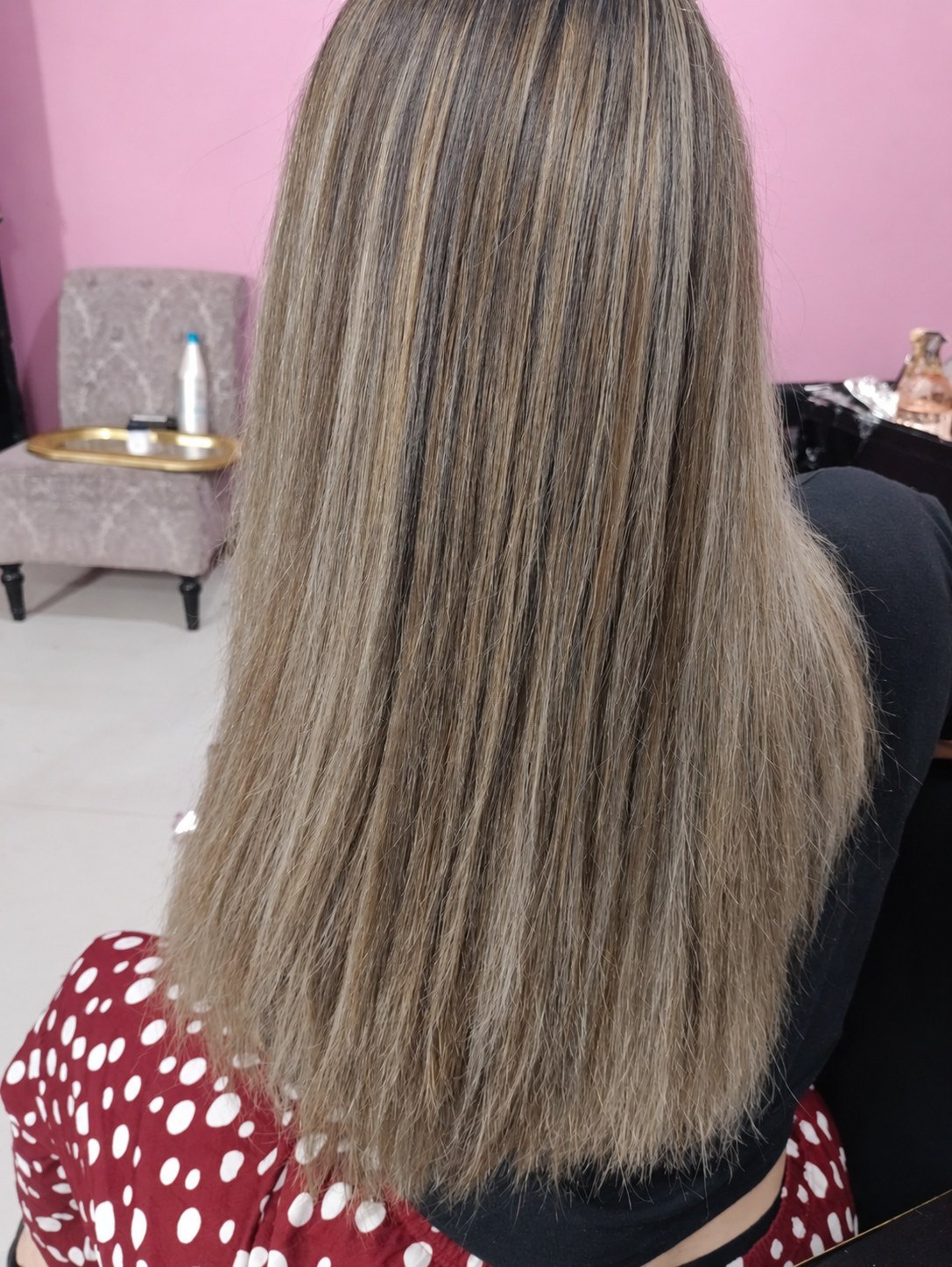 Cabello largo con color ceniza y reflejos fríos