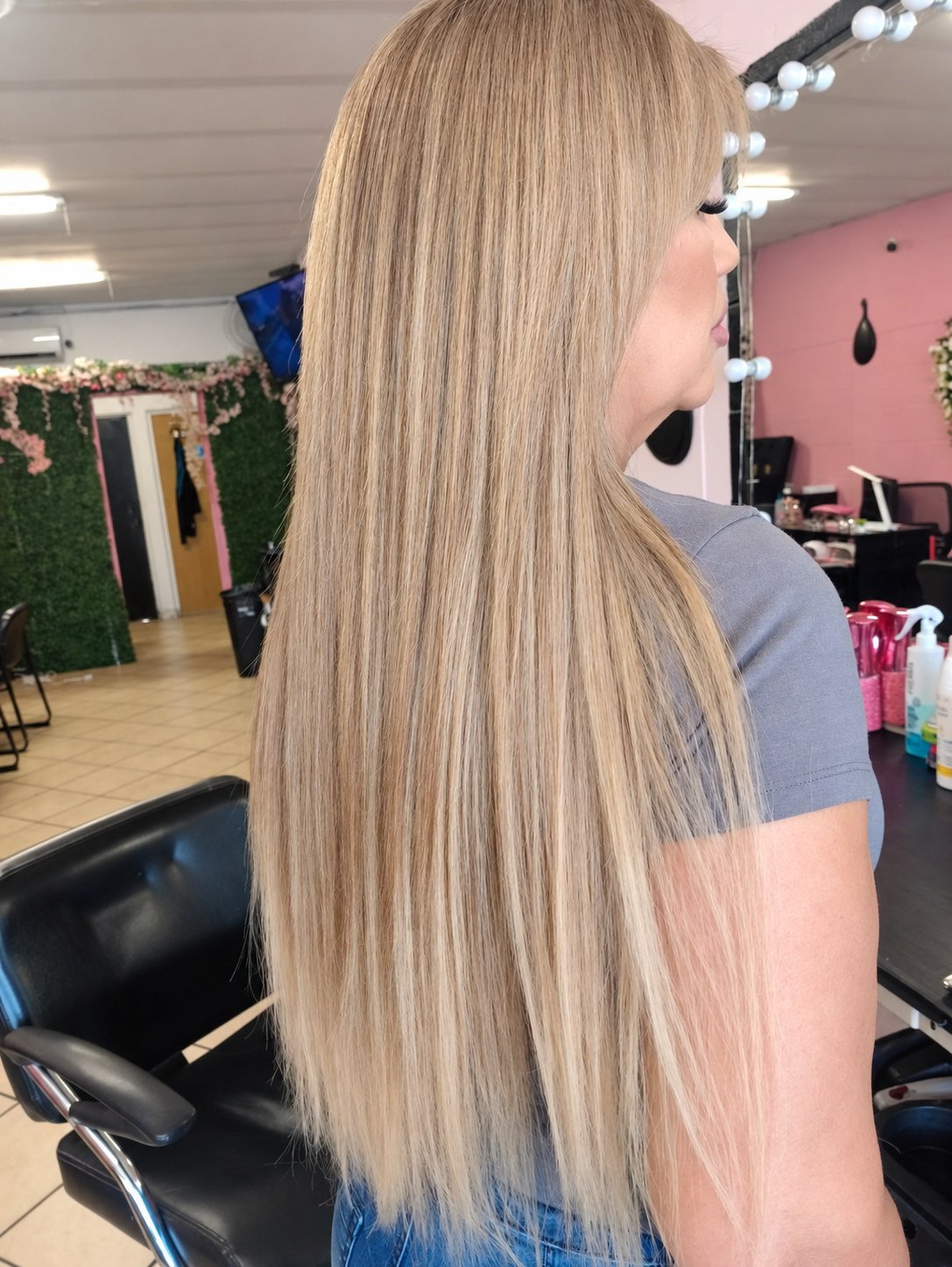 Cabello rubio beige largo visto de perfil