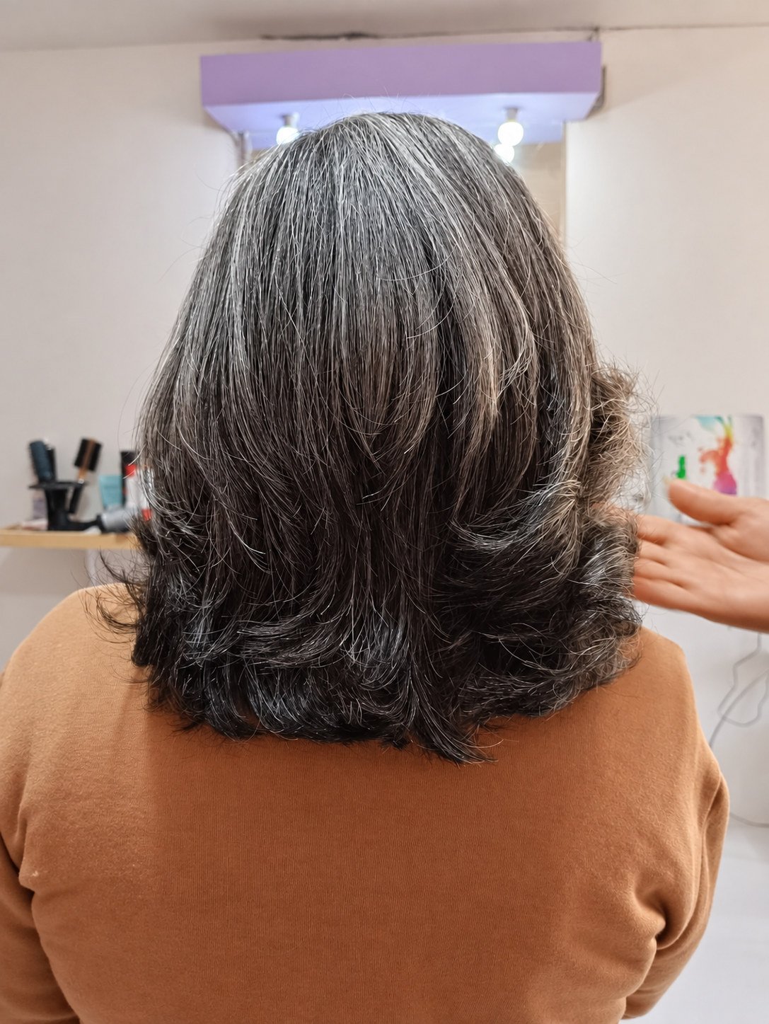 Corte medio oscuro en capas con puntas en movimiento