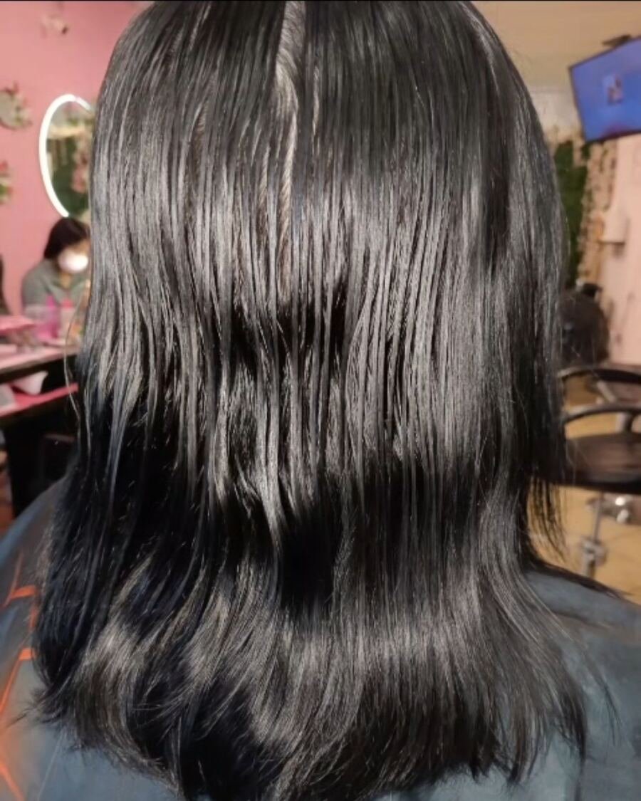 Corte shag texturizado en negro, trabajo en salón